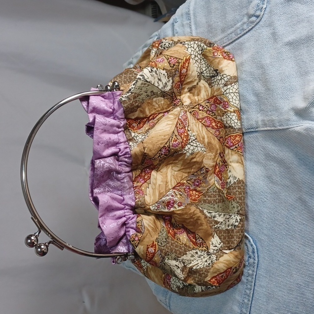 Small hand bag CUTE CUTE CUTE!!!looks like a winner great colors